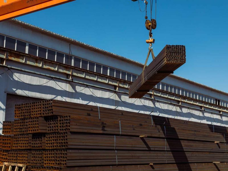 gantry-crane-transporting-stack-of-metal