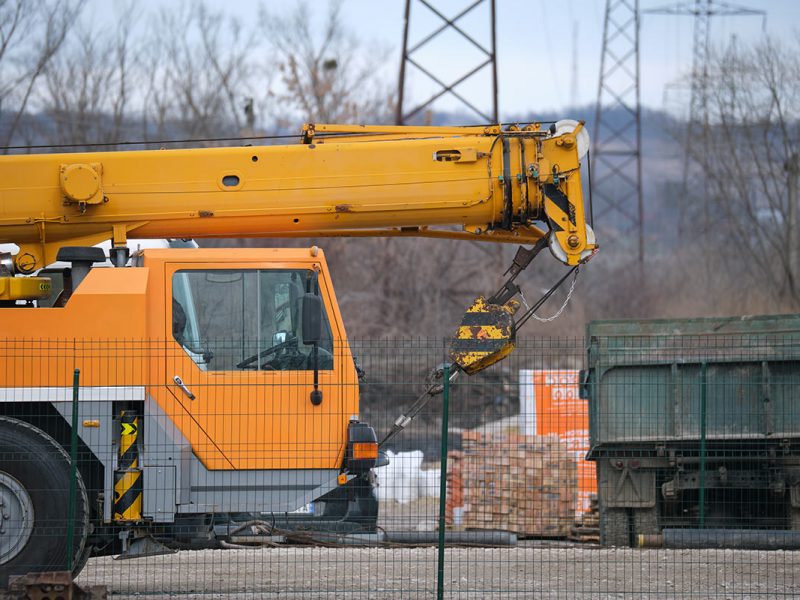 heavy-duty-mobile-lifting-crane-at-construction